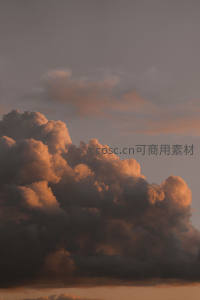 夕阳染金的壮丽积雨云