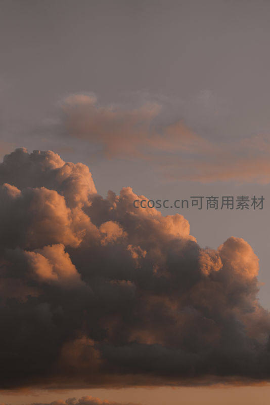 夕阳染金的壮丽积雨云