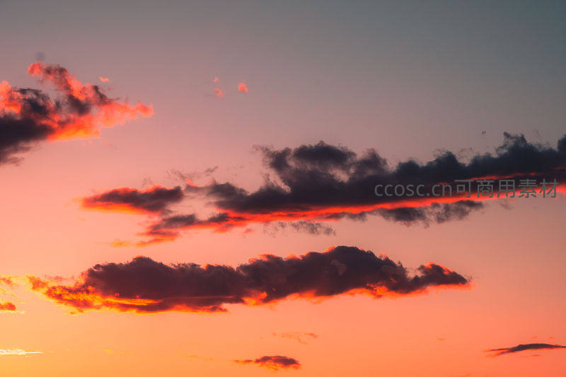 绚烂夕阳穿透乌云边缘