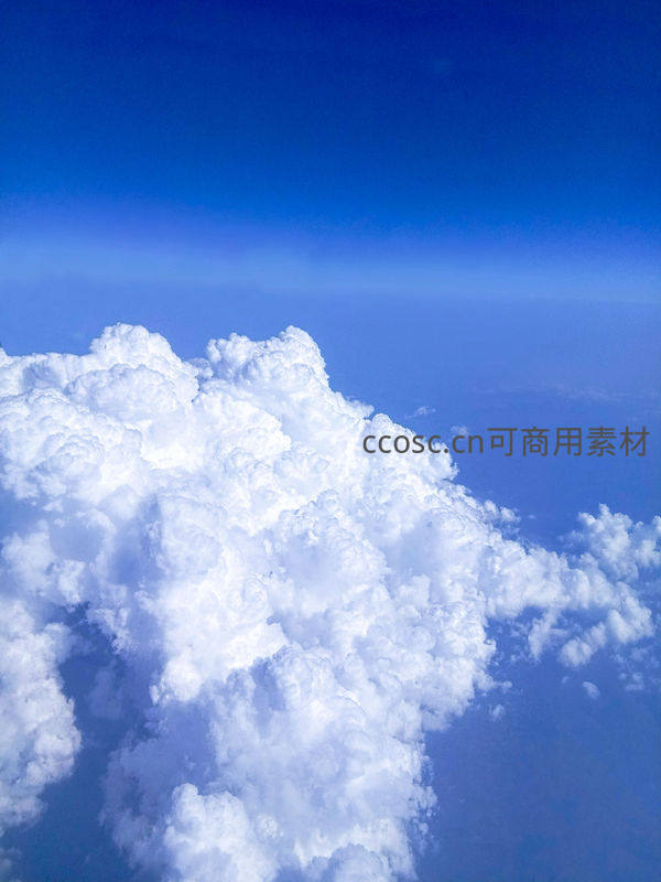 高空俯瞰的洁白云团