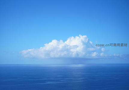 广阔海平面上方一朵孤傲的积雨云