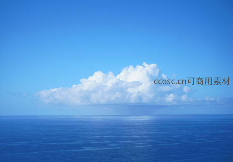 广阔海平面上方一朵孤傲的积雨云