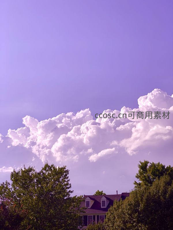 巨大积雨云笼罩下的宁静住宅区一角