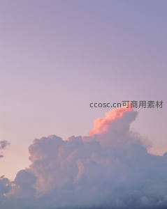 晨曦或黄昏时分被霞光点亮的云顶
