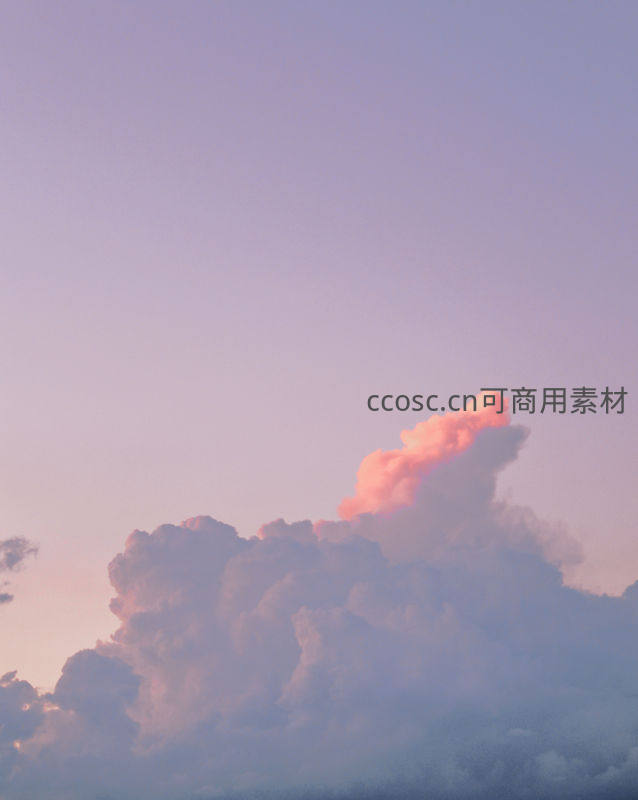 晨曦或黄昏时分被霞光点亮的云顶