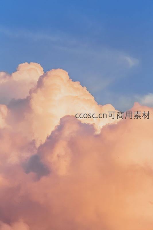 晚霞染云层，天空如画布般绚烂