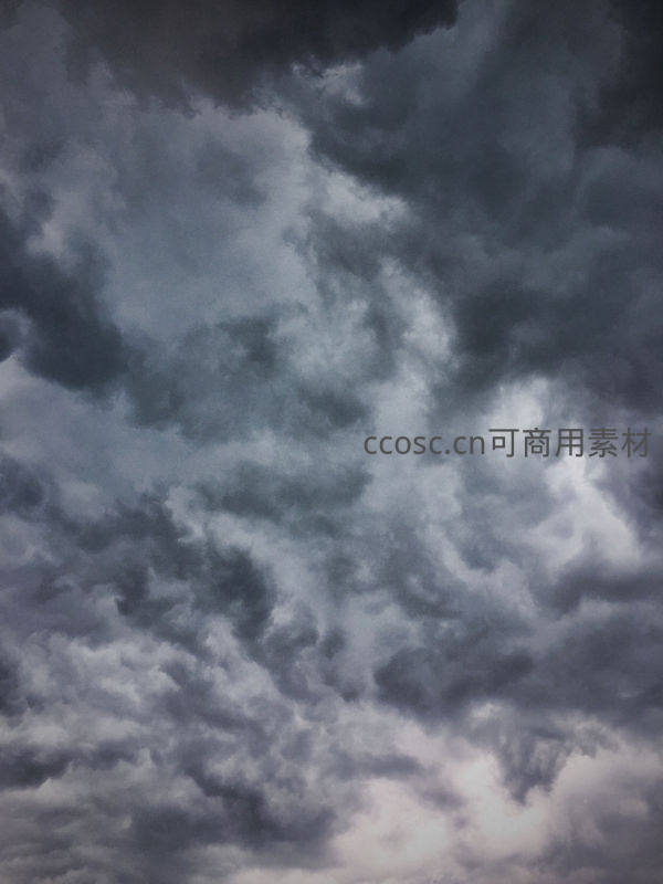 乌云密布压顶，预示风暴即将来临