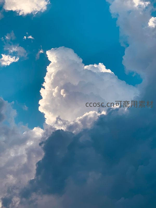 蓝天中巨大云团如山峦般耸立