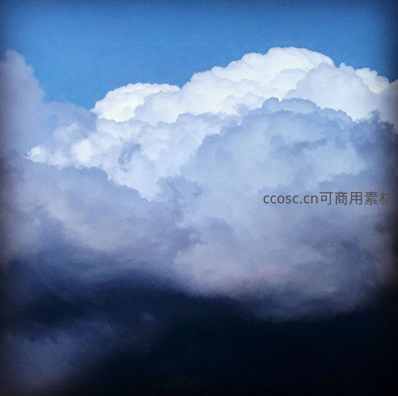 深蓝苍穹，巨云如山峦耸立
