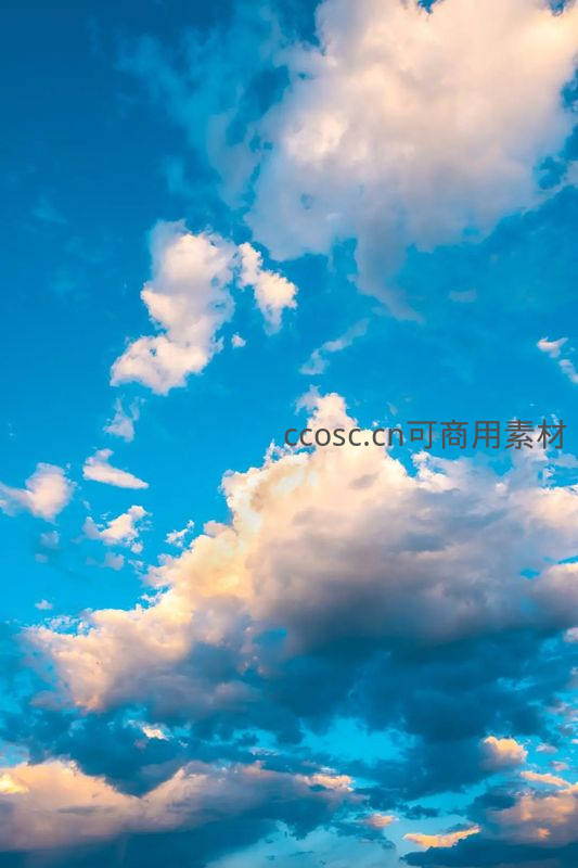 阳光穿透云层洒下金色光辉