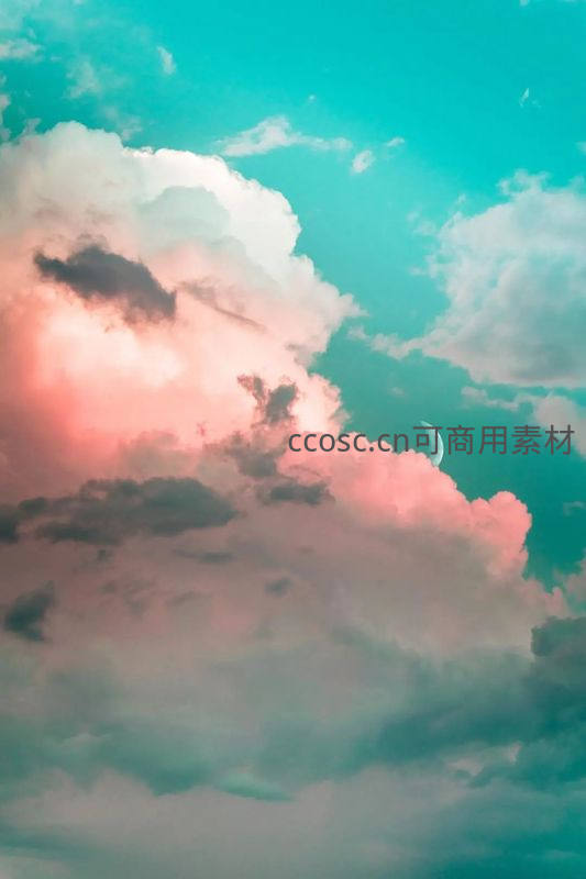 青绿天空下粉云与弯月共舞