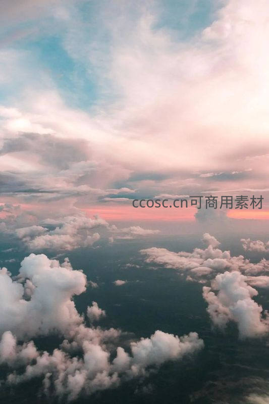 云端之上的绚丽晚霞画卷