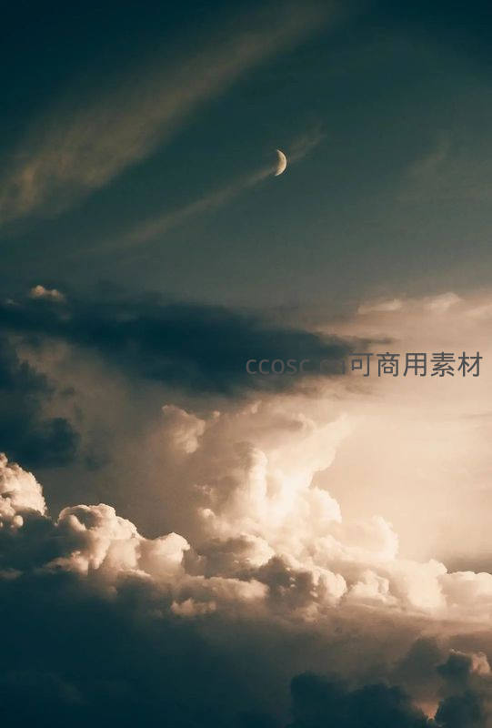 新月悬空，云海托起星辉
