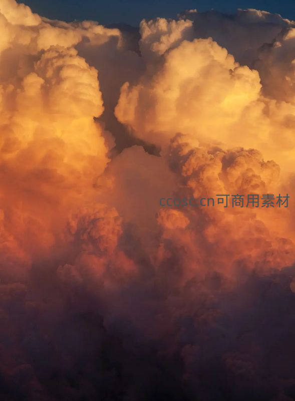 夕阳熔金，云海翻涌如焰