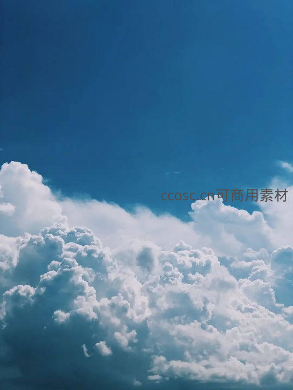 碧空如洗，白云朵朵悠然