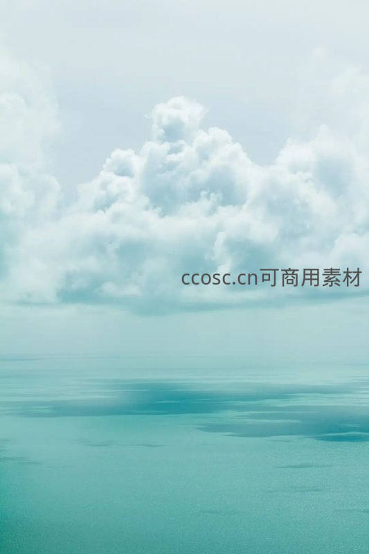 海天一色，云影轻拂碧波