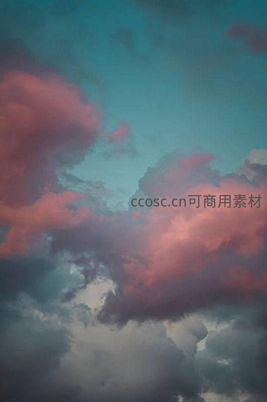 粉红晚霞染透云层