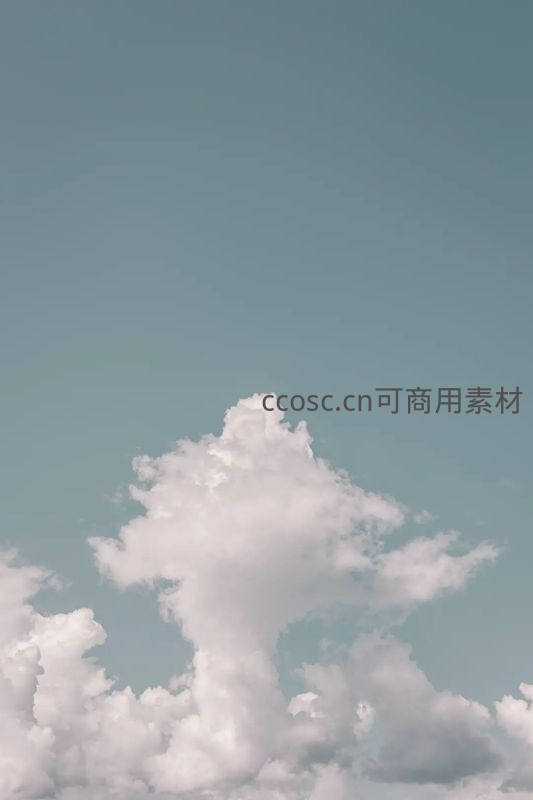 蓝天之下洁白云朵飘逸