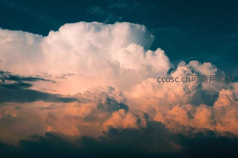夕阳为积雨云镶金边