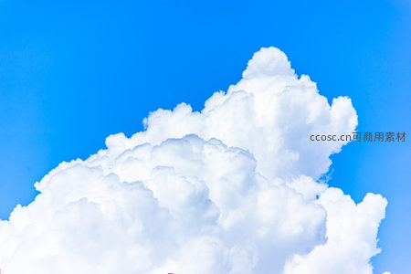 蓬松白云占据湛蓝天空一角