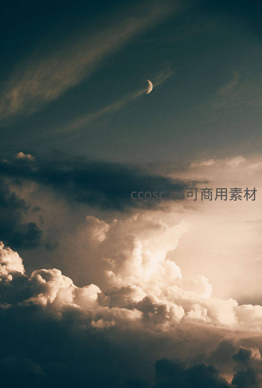 新月高悬云层间，光影交错显神秘