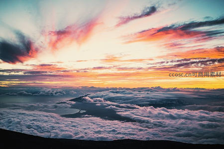 云海日出染霞光，山峦隐现如画卷