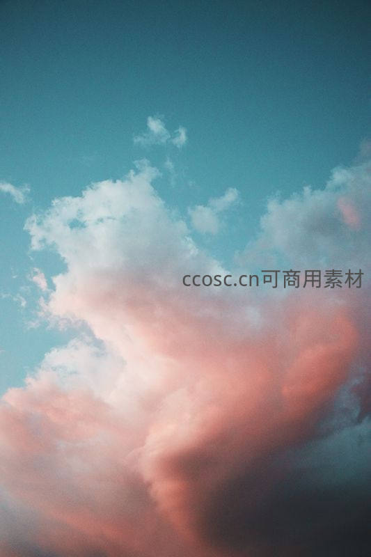 粉蓝渐变天空，云朵如梦似幻轻柔飘逸