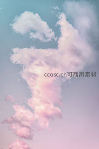 粉色云团如仙子裙摆，轻盈舞动于碧空