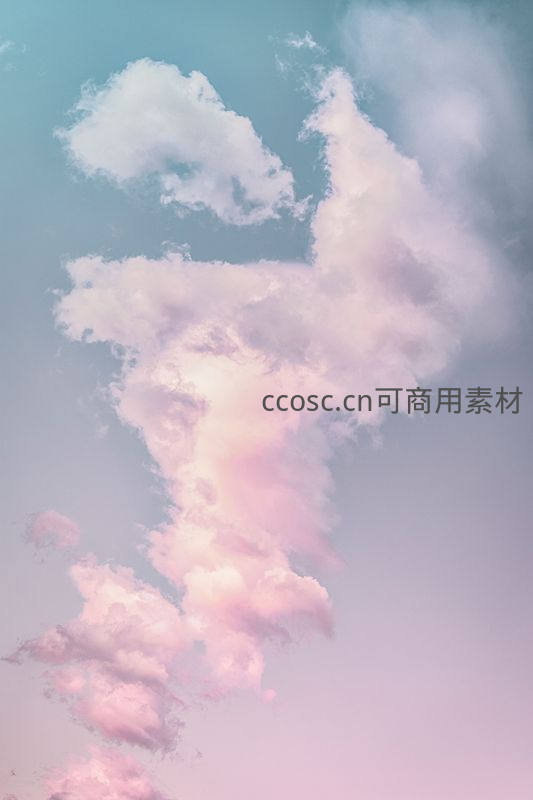 粉色云团如仙子裙摆，轻盈舞动于碧空