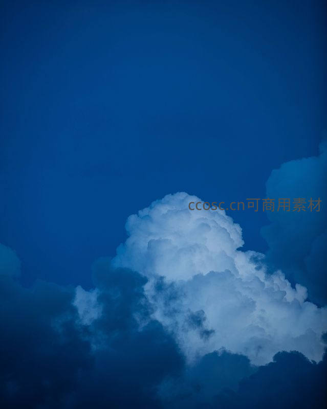 深蓝天空中的蓬松白云