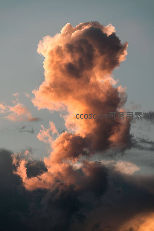 夕阳映照下的巨大积雨云