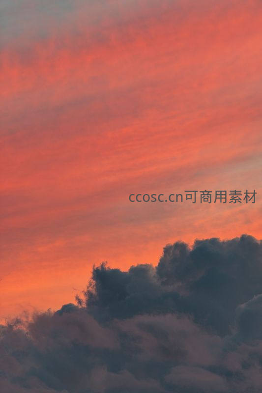 火烧云染红天际，云层如绸缎般绚烂