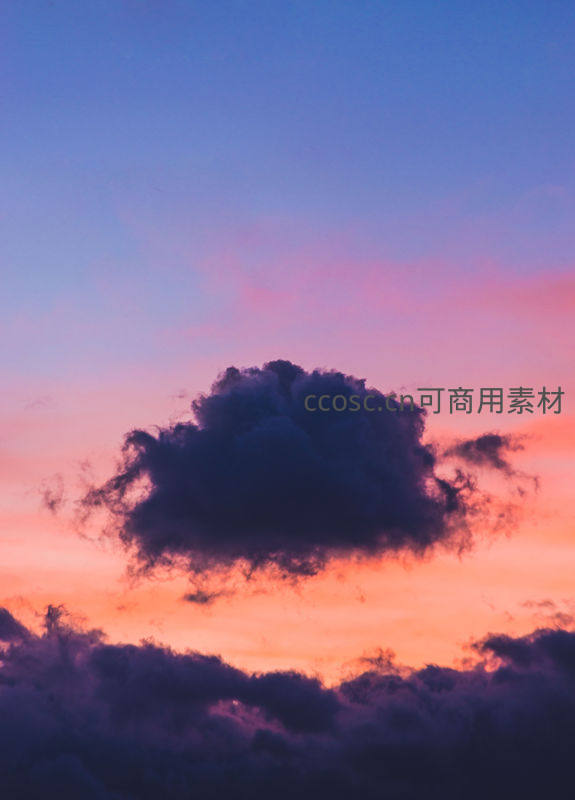 暮色中孤云悬于粉蓝渐变的天空