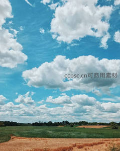 蓝天白云下田野如画