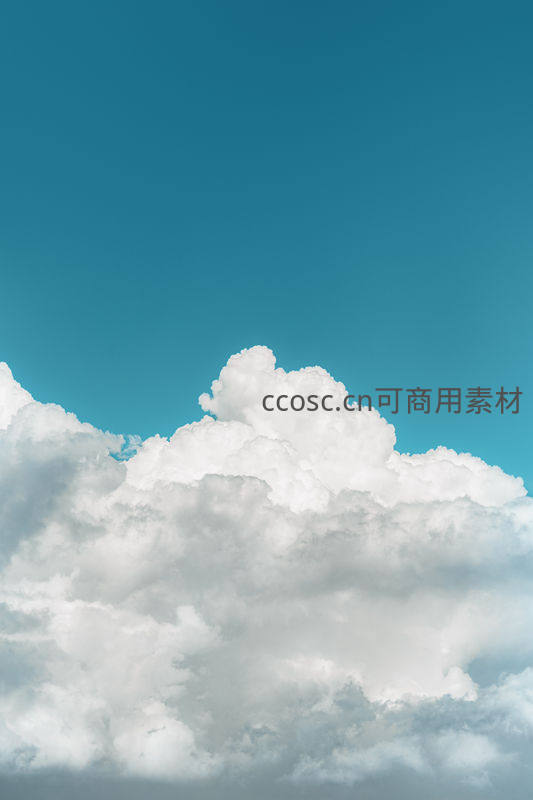 碧空如洗云朵堆叠