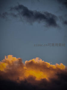 暮色云海，霞光万丈染苍穹