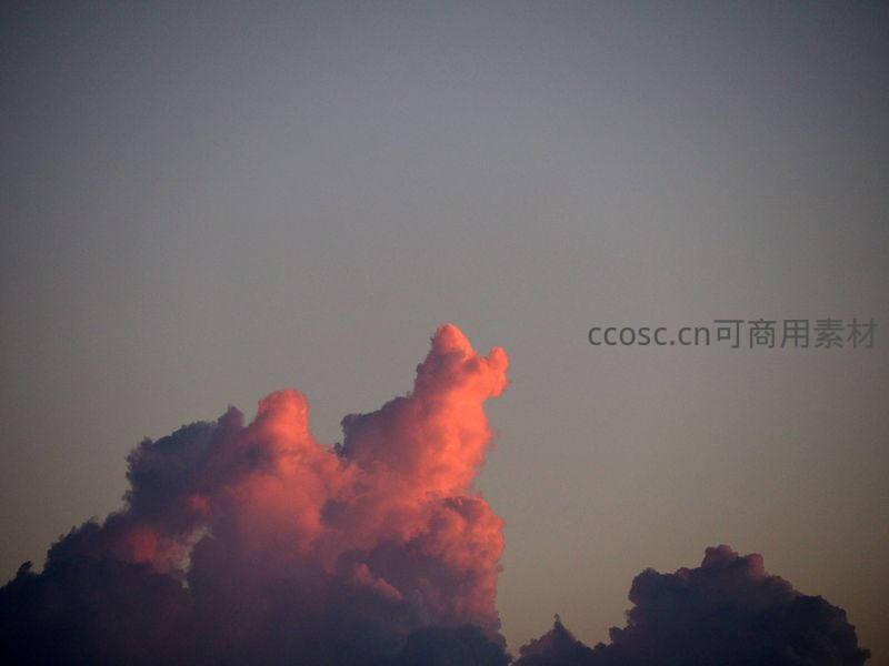 火烧云如烈焰般燃烧天际