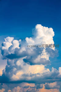 夕阳染金的云团在碧空翻涌