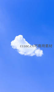 晴空万里中一朵孤云悠然飘荡