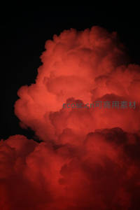 暗夜中燃烧的红色云团