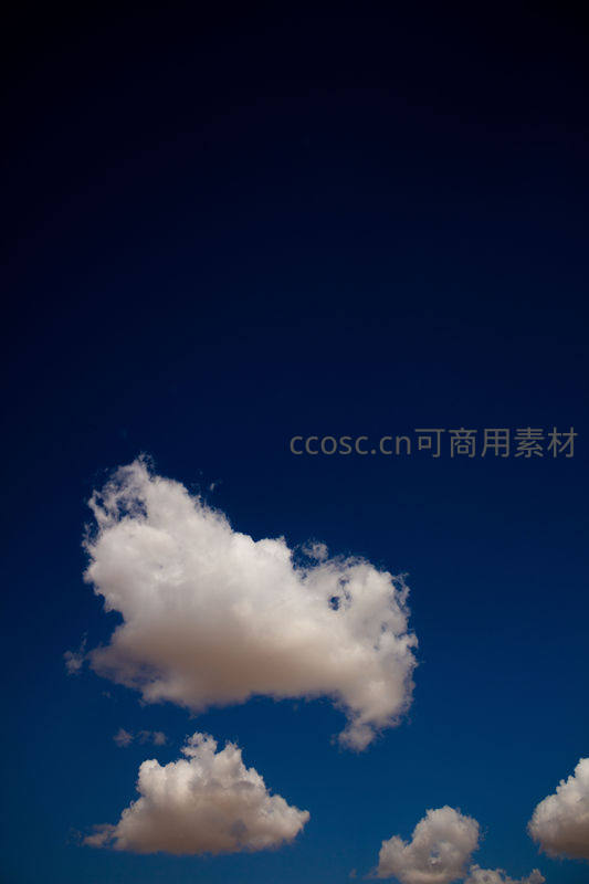 深蓝天空中的孤独白云