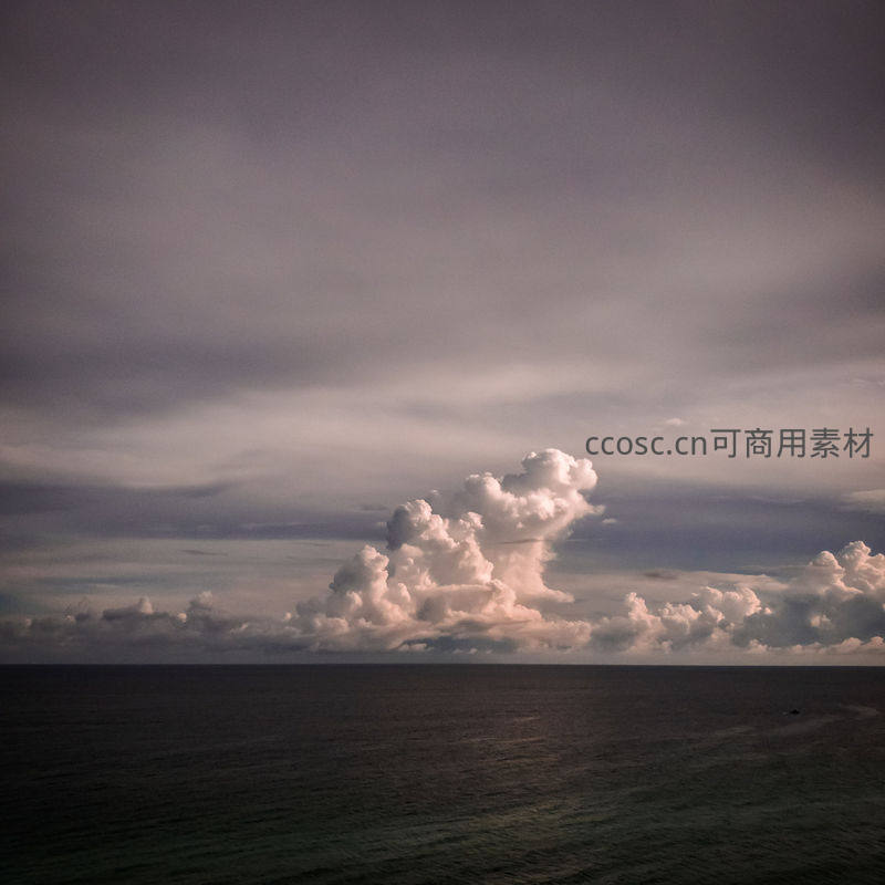 海天相接处的壮阔云山