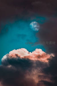 蓝紫夜空中的皎洁满月与彩云