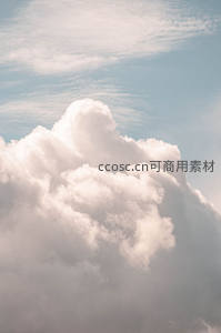 巨大蓬松云团在淡蓝天空中