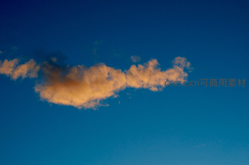一抹橙云划长空，深蓝背景显柔情