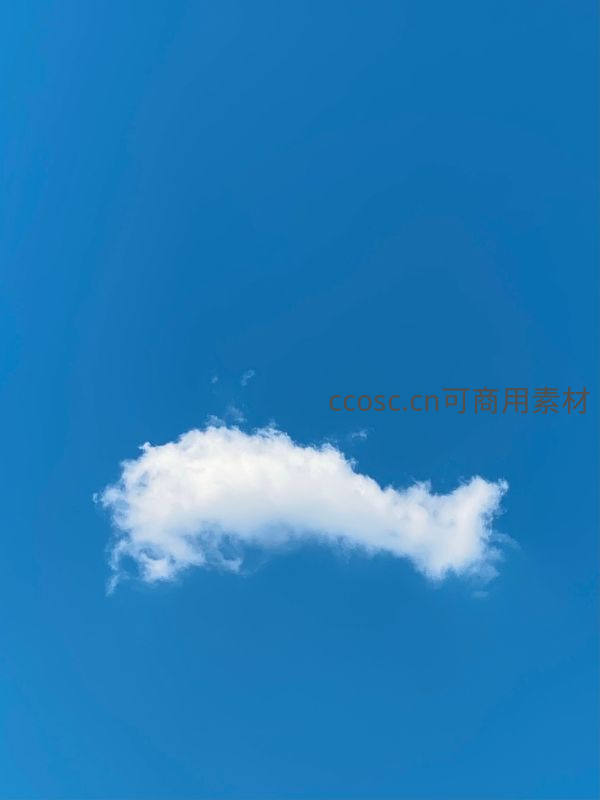 蓝天中一朵孤云如鱼游弋