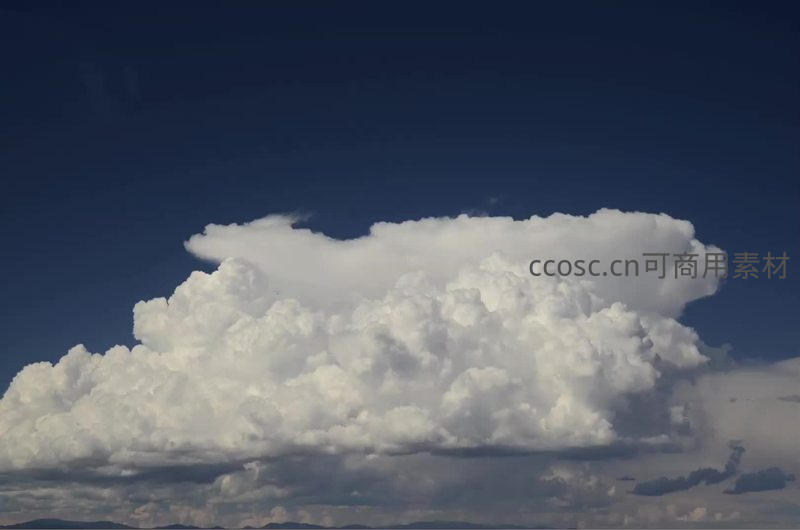 深蓝天空下蓬松洁白的积雨云