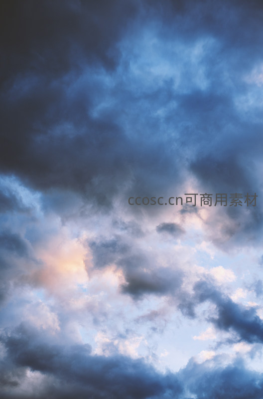 暮色中深蓝与暖光交织的云层