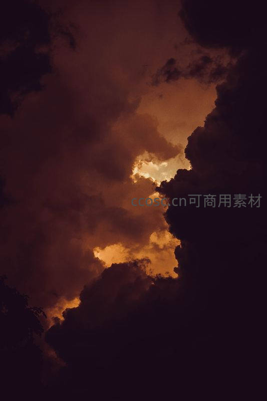 暗云裂隙透金光，神秘天幕现奇景