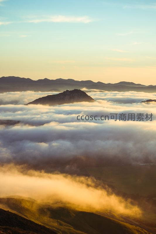 云海日出，山峦隐现如仙境